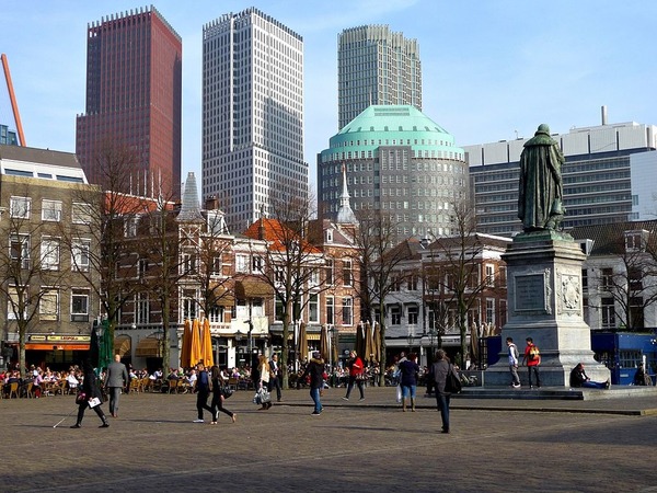 Quelle capitale administrative des Pays-Bas est le siège de nombreuses institutions ?