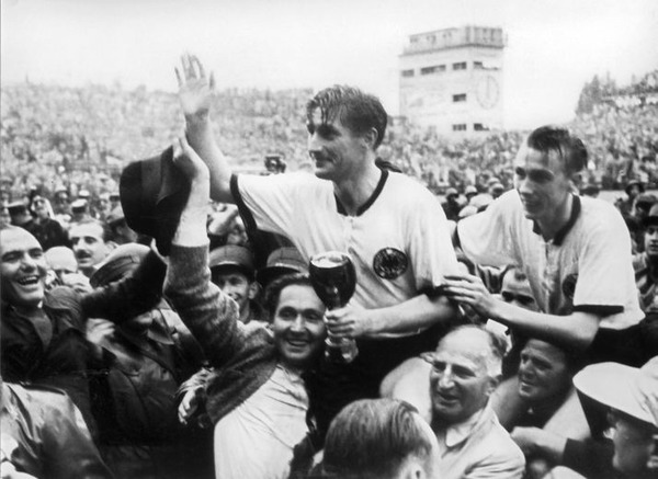 C'est fini ! Les Allemands remportent leur première étoile. Qui était le sélectionneur des Champions du Monde 1954 ?