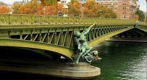 « Sous le pont Mirabeau coule la Seine et nos amours… »