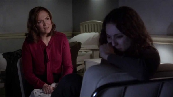 Dans la saison 7, on apprend que Spencer a été adoptée.