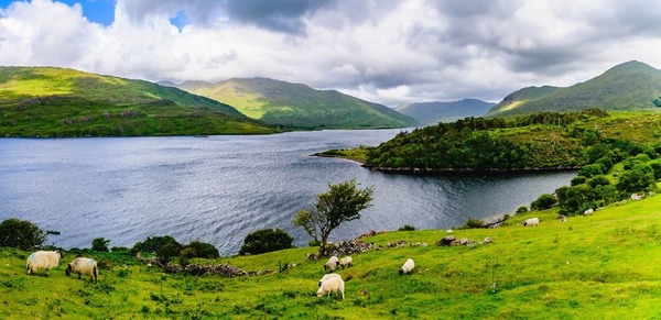 Dans quel pays peut-on admirer les Lacs du Connemara ?