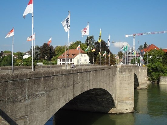 En 2003, un pont est construit au-dessus du Rhin entre la Suisse et l’Allemagne, à Laufenburg. Lors de la jonction de ses deux parties, on constate un décalage de 54 centimètres de hauteur. Comment cette erreur s’est-elle produite ?