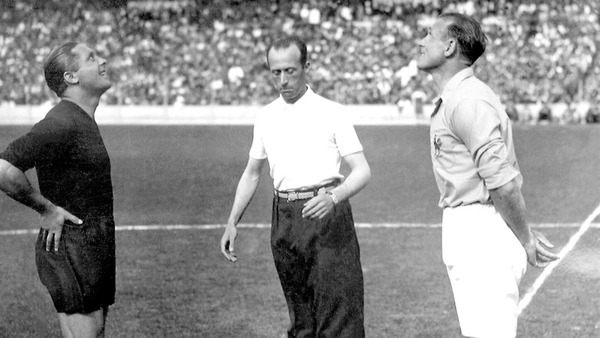Dans son Mondial de 1938, l'équipe de France est éliminée par l'Italie en......