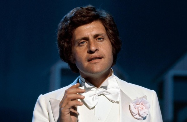Joe Dassin est numéro 1 des ventes avec son tube "L'été...."