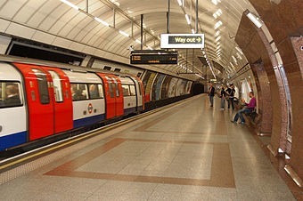 Si vous prenez le métro de Londres, comment s'appelle la ligne de couleur noire qui va du nord au sud ?