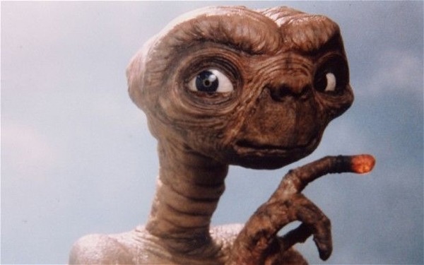 Dans le film E.T. de Steven Spielberg, que demande l'extraterrestre à plusieurs reprises ?