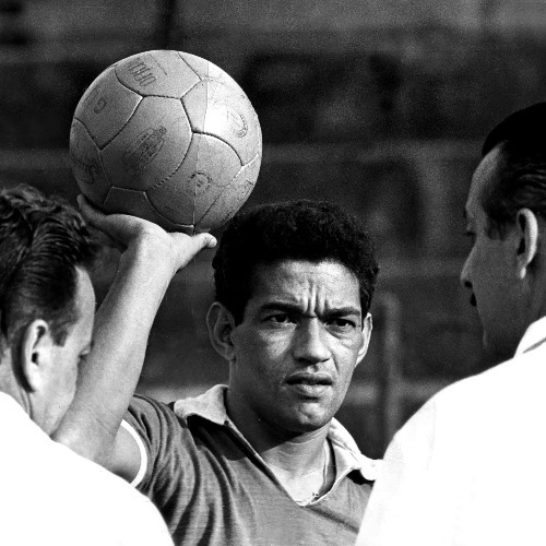 Dans quel club brésilien a-t-il débuté sa carrière professionnelle en 1953 ?