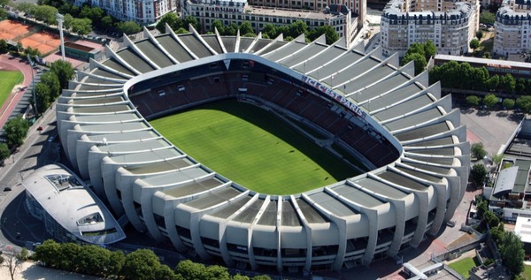 Combien comporte de places le stade du Parc des Princes du Paris SG ?