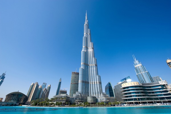 Quelle tour, baptisée en l'honneur de l'émir d'Abu Dhabi, est la plus haute structure humaine jamais construite ?