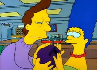 Marge reçoit une boule de bowling comme cadeau d'anniversaire. Pour embêter Homer elle va en faire et rencontre un professeur de bowling qui s'appelle :