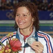 Arrivée en France à l"âge de 9 ans, elle gagna des titres mondiaux et une médaille d'argent aux JO en natation, elle s'est lancée en politique ensuite :