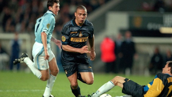 La finale entre l'Inter et la Lazio de 1998, est la première à se disputer sur une rencontre unique.