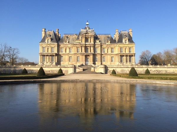 Quel chef d'œuvre de François Mansart sert de modèle au château de Versailles ?