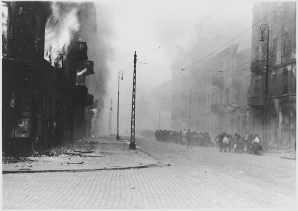 Les exécutions dans les ruines du ghetto de Varsovie (1943-1944) sont des exécutions massives de ...