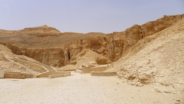 À la hauteur de quelle grande ville se situe la vallée des rois, bien connue des égyptologues ?