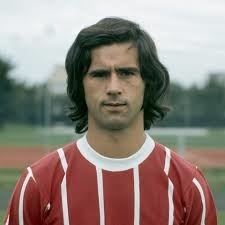 Un des meilleurs attaquants allemand de l'histoire (et du Bayern), champion du Monde 1974, surnommé "le bombardier" ?
