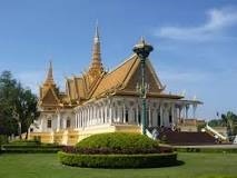 Cette capitale d'un magnifique pays cambodgien où le bouddhisme se vit. Se situant dans le sud de l'Asie, elle est dirigée par le gouverneur Keb Chutema et compte plus de 1 501 725 habitants depuis 2010. Quel est son nom ?