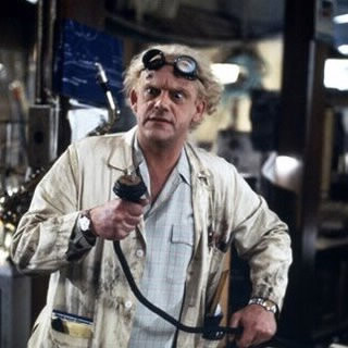 Dans "Retour vers le futur", quel combustible a volé le Docteur Emmett Brown pour faire fonctionner sa DeLorean ?