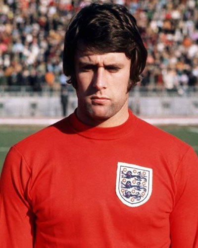 En 1966, il devient le premier joueur à inscrire 3 buts lors d'une finale de Mondial. Il s'agit de l'anglais .....