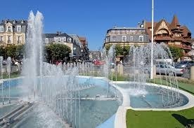 La place Morny, dans le centre de Deauville, est la réplique d’une autre place située dans une capitale. Laquelle ?