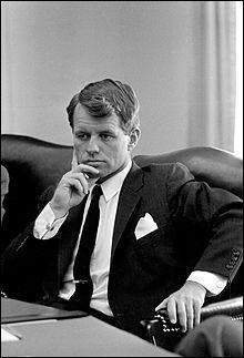 Son jeune frère Robert Francis Kennedy a également été assassiné.