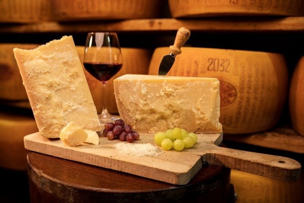 Le Parmigiano Reggiano est un fromage au lait :