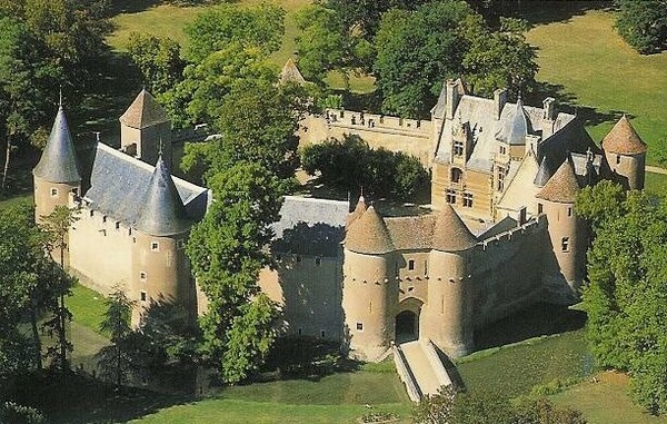 Dans quel département se trouve le château d'Ainay-le-Viel ?
