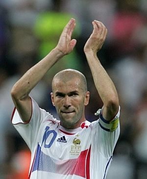 Zinédine Zidane est élu meilleur joueur du tournoi.