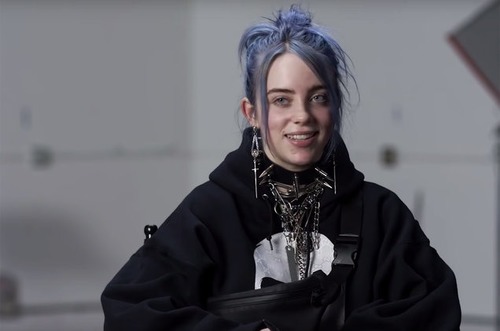 En quelle année voit on Billie avec les cheveux bleus notemment dans la fameuse interview des trois ans ?