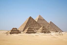 Qui repose dans les trois petites pyramides de Gizeh, placées à côté des trois grandes ?