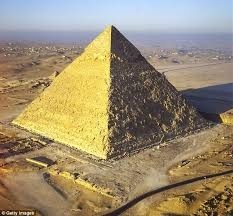 Où se situe la Grande Pyramide de Gizeh ?