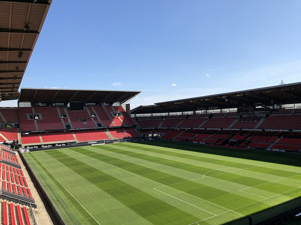 Quel est le nom du célèbre Stade où évoluent les rennais ?