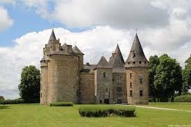 Quel château du Limousin présente la particularité d’appartenir à la même famille depuis sa construction jusqu’à aujourd’hui ?