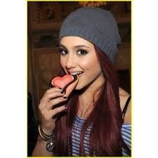 Ariana Grande a été connue pour avoir joué dans une série de Nickelodeon, laquelle ?