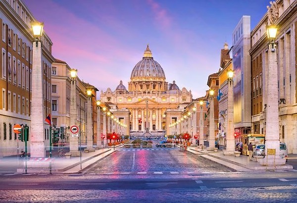 Au cœur de quelle ville italienne se trouve l'état du Vatican ?