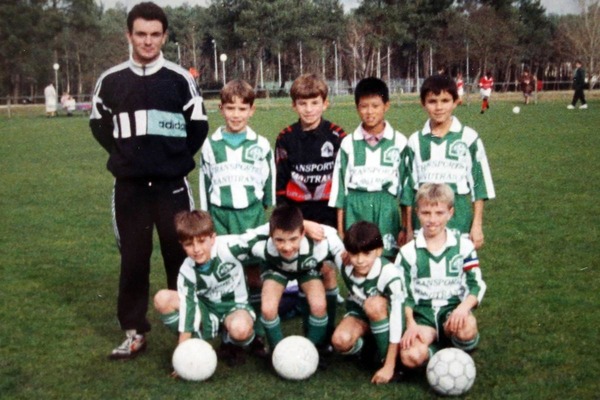 Quel est ce club dans lequel il fait ses premiers pas de footballeur dès l'âge de 4 ans ?