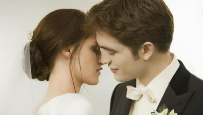 Le jour du mariage de Bella et Edward, quel cadeau a eu Bella juste avant le mariage, venant de ses parents ?