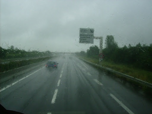 Sur les autoroutes, par temps pluvieux, quelle est la vitesse maximale autorisée ?
