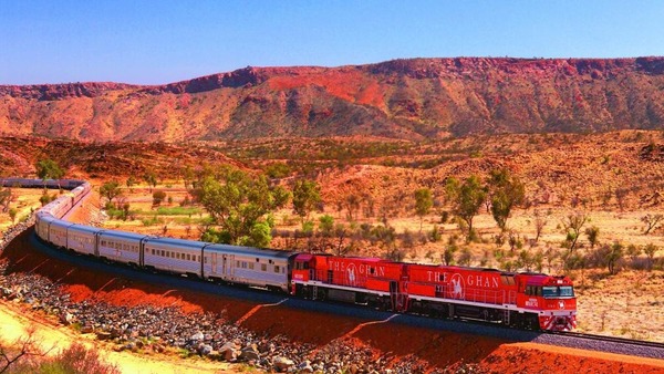 La voie ferrée Trans-Australian est connue pour sa plus longue portion de ligne droite au monde. Sur combien de kilomètres s’étend-elle ?