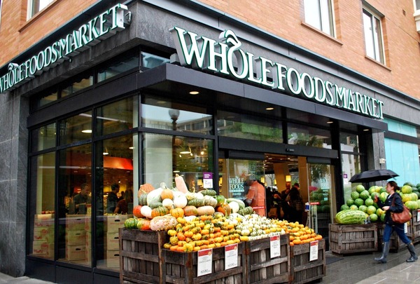 Qui a racheté en 2017 la chaîne de supermarché américain Whole Food pour 13,7 milliards de dollars ?