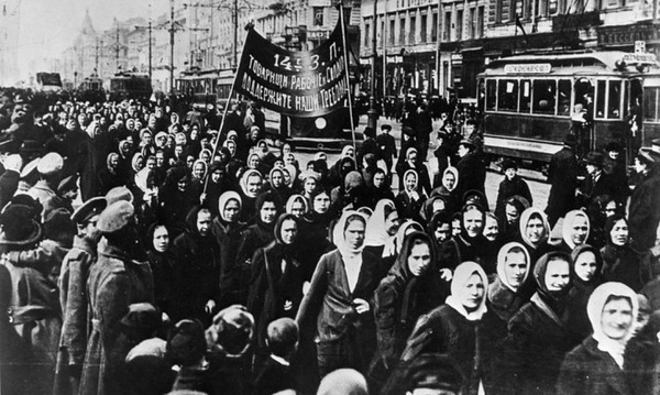 La 1ère révolution russe a lieu en février 1917, et la deuxième en novembre 1917.