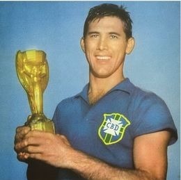 Il est le premier capitaine brésilien à soulever une Coupe du Monde, c'est :