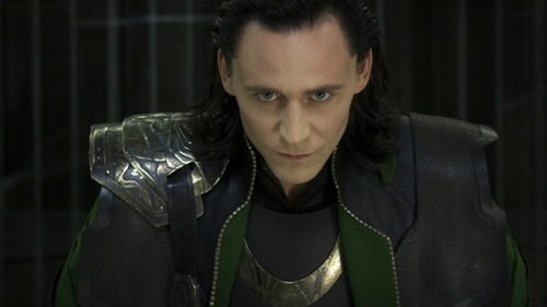 Avec quelle arme Loki débarque-t-il sur terre ?