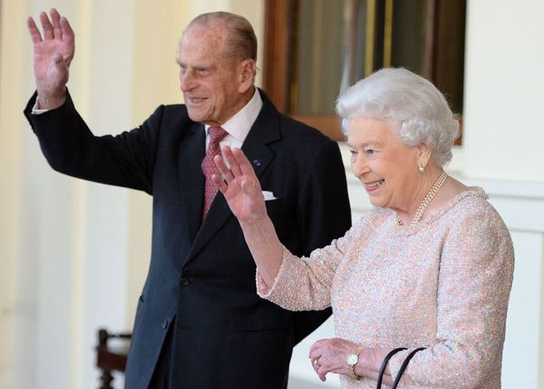 Le 9 avril 2021 après plus de ... ans de mariage, son époux, le prince Philip, meurt au château de Windsor à l’âge de 99 ans.