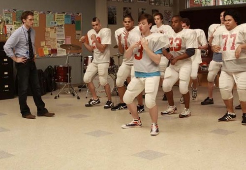 Quelle chanson Kurt apprend-il à l'équipe de football qui les fera gagner ?
