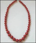 Ce collier de perles rouges est souvent porté par quel membre de la famille Simpson ?