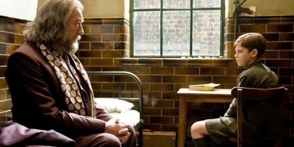 Que fait le professeur Dumbledore pour prouver à Tom Jedusor qu'il est comme lui ?