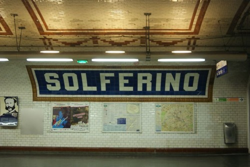 Dans quel arrondissement de Paris se trouve la station de métro "Solférino" ?