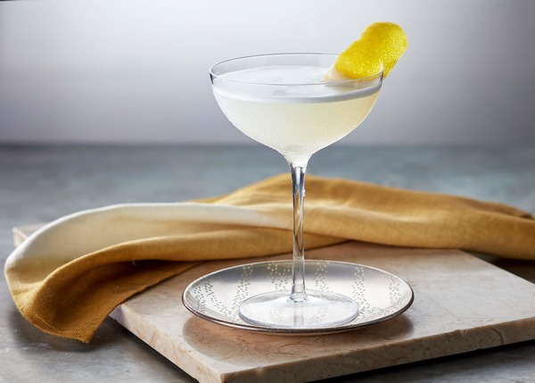 Quel cocktail à la couleur blanche, fort apprécié des dames, est composé de gin ?