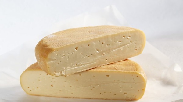 Quel fromage a une pâte qui révèle une saveur de lard fumé et un final épicé ?